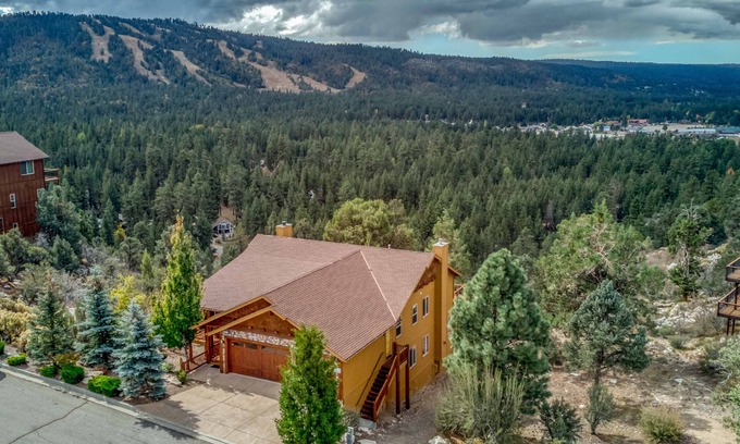 Castle Glen Estates Cabin | Luxurious Home with Panoramic Views, Hot Tub, Game Room and More!
