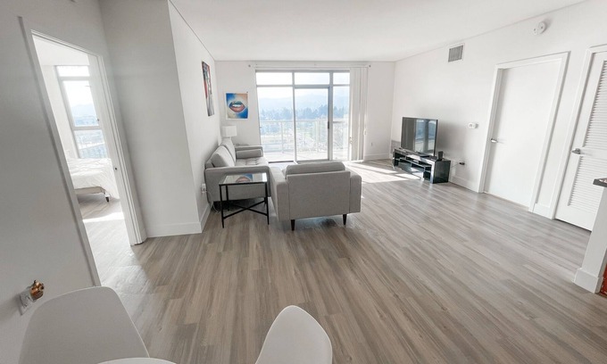 NoHo Arts District Apartment | Luxury 2 Bed, 2 Bath Apt with Private Balcony - 10 min to Burbank