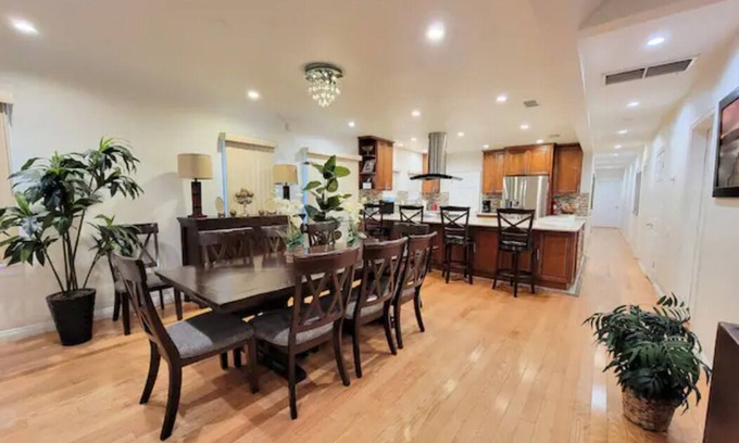 Fairfax District House | Luxury 5 bedroom + 3 bathroom home La Brea A+n