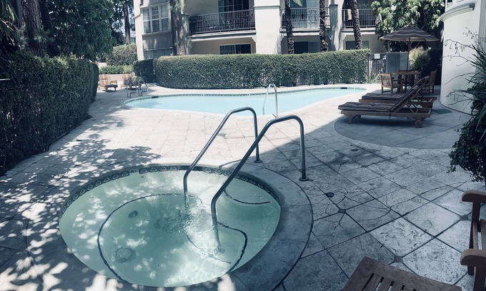 NoHo Arts District House | Luxury apartment located in NoHo with a beautiful view of the hills