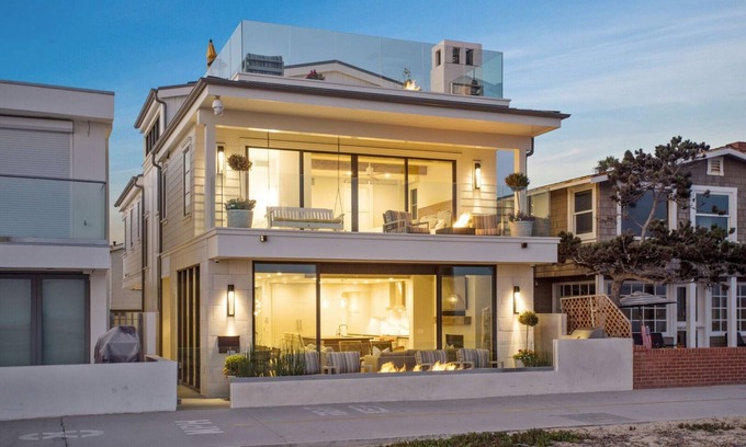 Balboa Peninsula House | Luxury home right on the Boardwalk/Beach