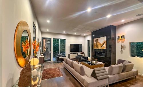 Los Angeles House | Luxury Living in West Hollywood Modern 3BR Home w Pool & Hot tub