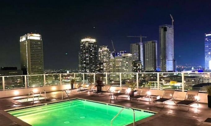Historic Core Apartment | Luxury Skyline DTLA Loft w/ California King Bed