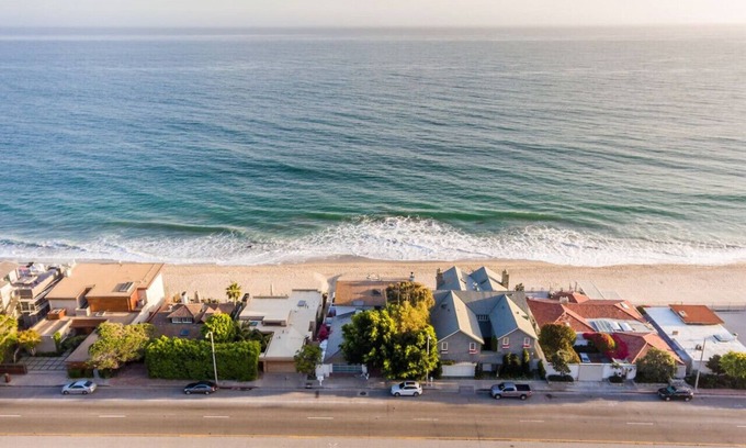 Eastern Malibu House | Malibu Beachfront on Carbon Beach with Hot Tub