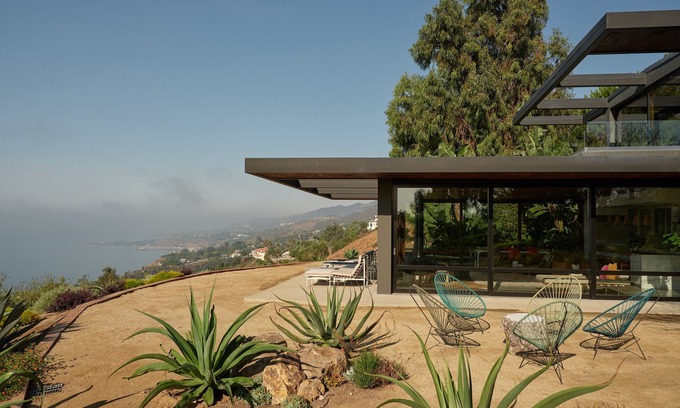 Eastern Malibu House | Malibu Mid-Century Modern Luxury retreat home