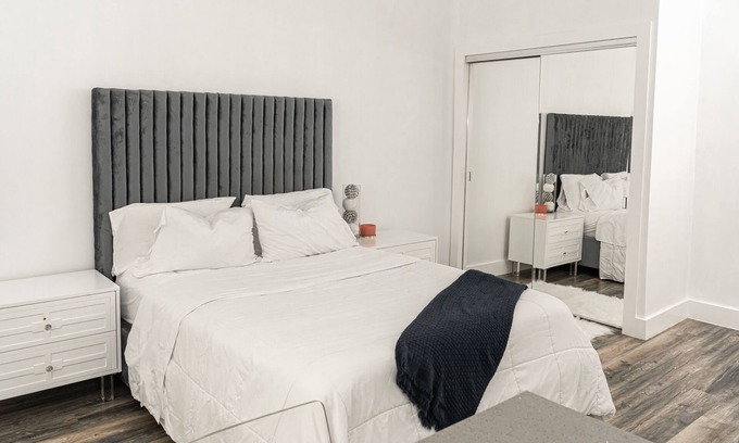 Mid-Wilshire Apartment | Mid City Retreat!