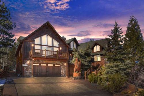 Castle Glen Estates House | Mighty Bear Manor by AvantStay Elevated Cabin w Pine Tree Views Hot Tub Pool Table