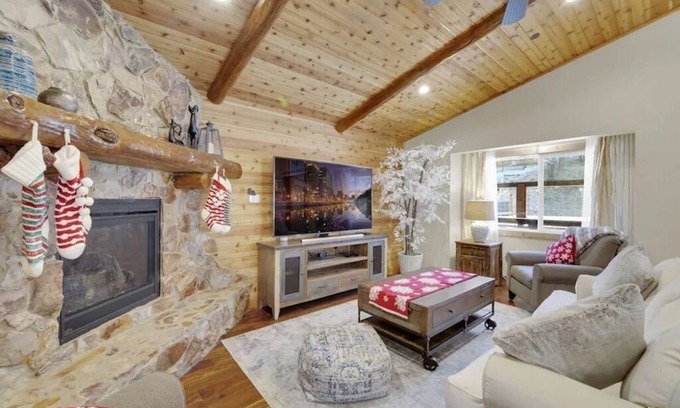 Upper Moonridge Cabin | Mins From Lake & Ski Resorts - The Luna Lodge - Air Hockey & Foosball - Peaceful