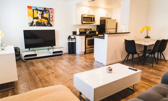 Wilshire Center Apartment | Modern 1-Bedroom Retreat in Hollywood Area w/Parking Near Downtown LA