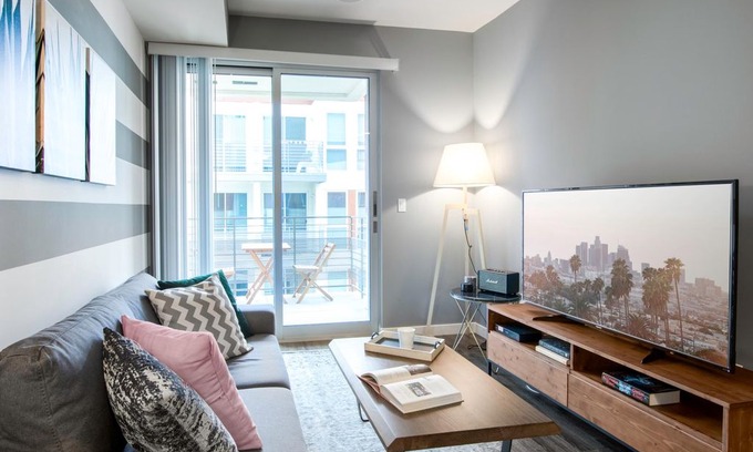 Wilshire Center Apartment | Modern 1BR in the heart of Koreatown w/ Gym + Spa by Blueground