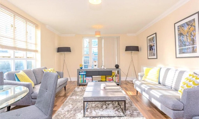 Spitalfields Apartment | Modern 2 bed Apt w/Balcony in Trendy Shoreditch
