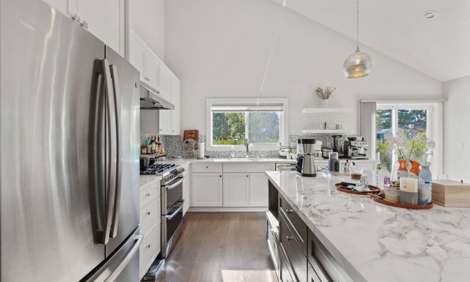 North Fair Oaks House | Modern 3BD For Corporate & Family Stays EV Charger