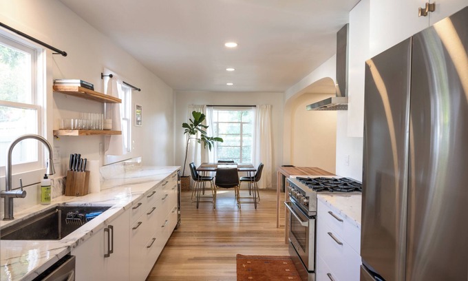 Ventura House | Modern 3BR/2BA Midtown Retreat - Fully Furnished - Walk to Hospital, Shops