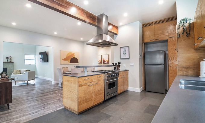 Greater Wilshire - Hancock Park House | Modern 4BR Home w/Chef's Kitchen & Yard