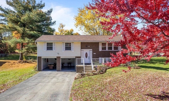 Cranberry Township House | Modern and Accessible 5 Bedroom Home in Cranberry, Pittsburgh with a Game Room