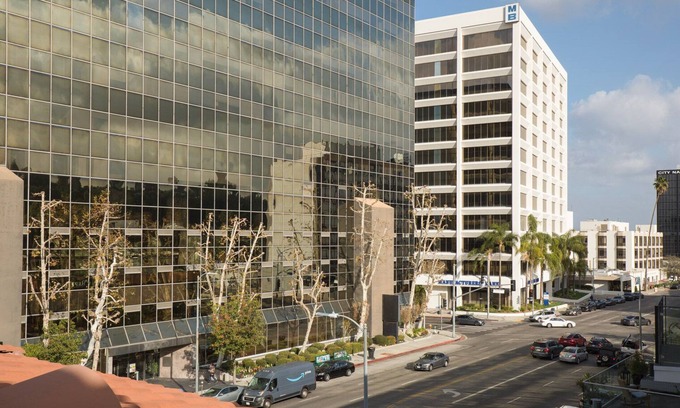 Encino Apartment | Modern Encino 1BR w/W/D, Pool & Gym, nr Ventura Blvd, by Blueground
