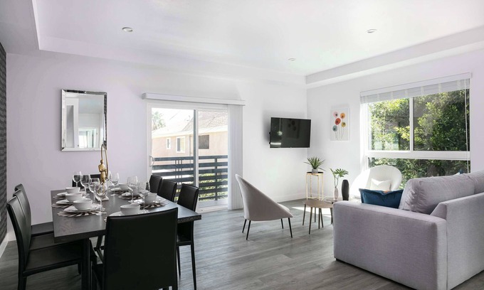 Mid City House | Modern LA Townhouse | Walk to Top Attractions
