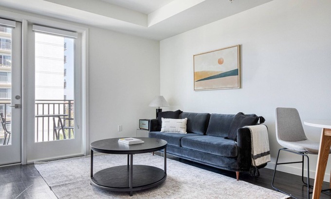 North Pine Apartment | Modern Long Beach Studio w/Pool & Gym, walk to Ocean Blvd, by Blueground