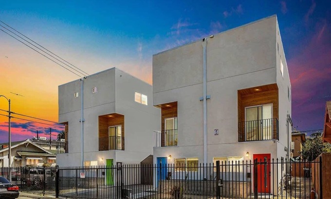 Westlake House | Modern Luxurious House with Parking:4 BR