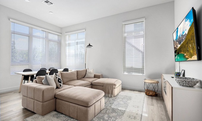 Santa Ana Condo | Modern Luxury Apt- South Coast Plaza/JWA/Disney