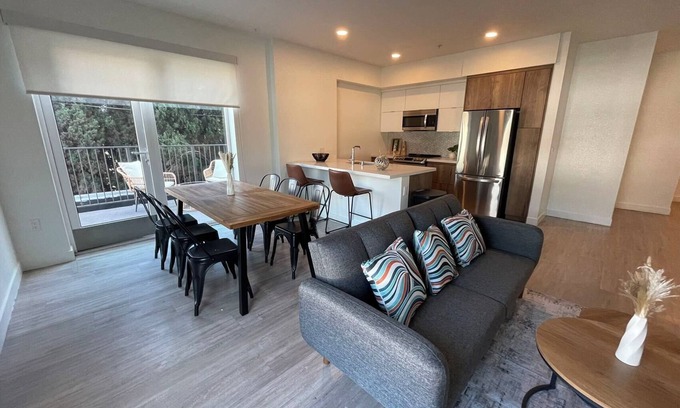 Pasadena Hotel | Modern Retreat in Koreatown