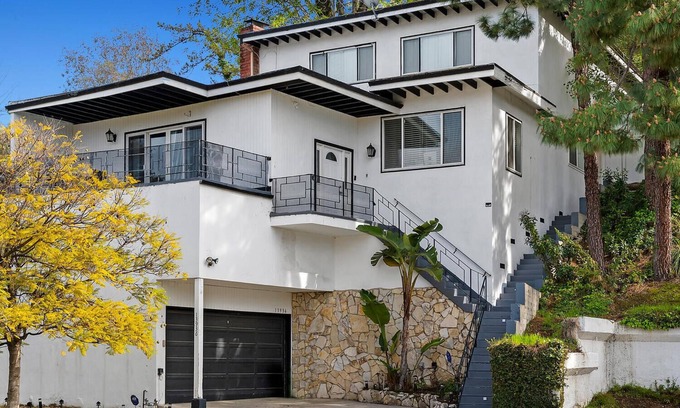 Sherman Oaks House | Modern spacious 4bed house & 3bath near Universal studio, Hollywood Los Angeles.