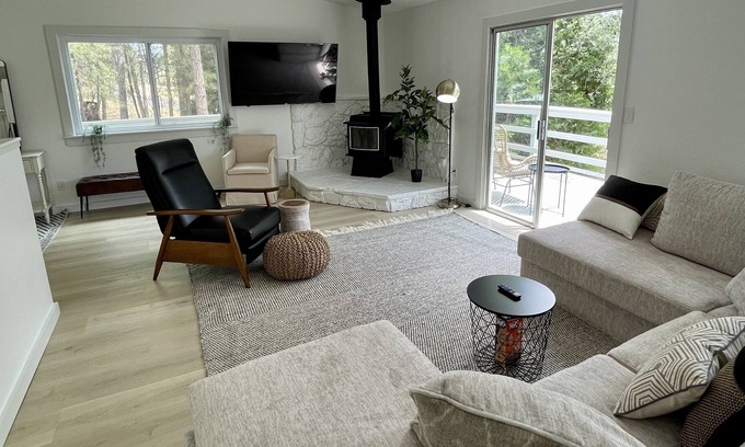 Groveland House | Modern Yosemite Lakehouse w/ Spa Pool Private Dock 3 King Beds Luxury Bedding