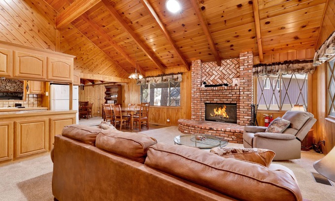 Summit Estates Cabin | Moose Creek Ski Haus Chalet w/Hot Tub + Pool Table