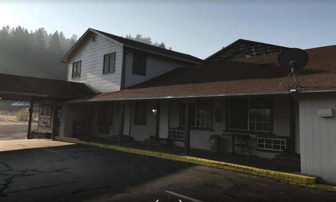 Garberville Hotel | Motel ∙ 5 guests