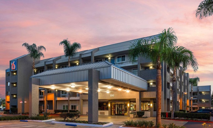 Anaheim Resort Hotel | Motel 6 Anaheim Maingate
