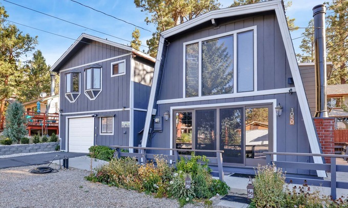 Whispering Forest Ski Chalet | Mount Shasta Retreat- Air-Hockey- Firepit- Secluded