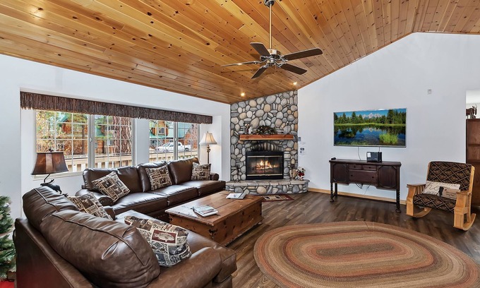 Fox Farm Cabin | Mountain Jewel by Destination Big Bear : Close to Grocery Stores and the Lake! Internet, Blu Ray Player!