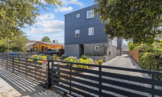 East Hollywood House | Multi-story townhome w/Hollywood sign views in safe neighborhood Melrose & 101