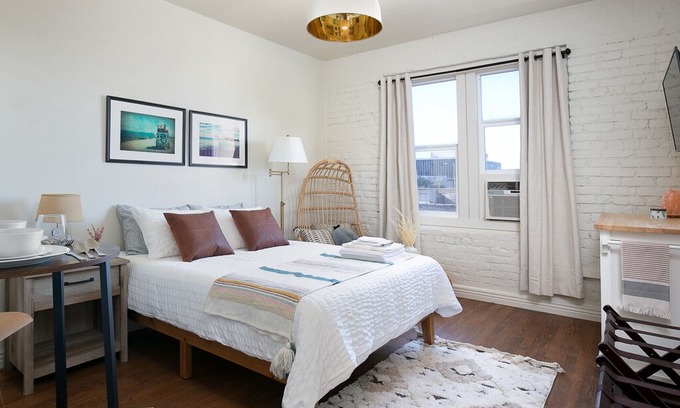 Rampart Village Hotel | Near Hollywood Lovely Studio Sleeps 2