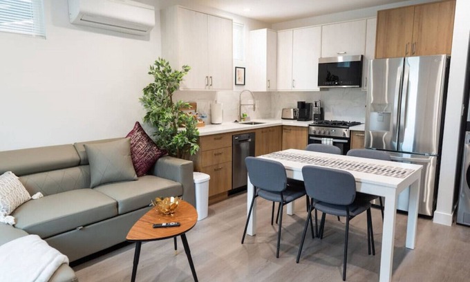 NoHo Arts District House | NEW 1-BEDROOM HOME BUILT IN 2022 LOCATED IN THE AWESOME NOHO ARTS DISTRICT AREA (p54)