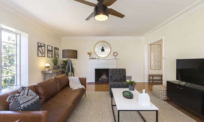 Los Feliz House | New Hollywood Home With Griffith Observatory Views and parking