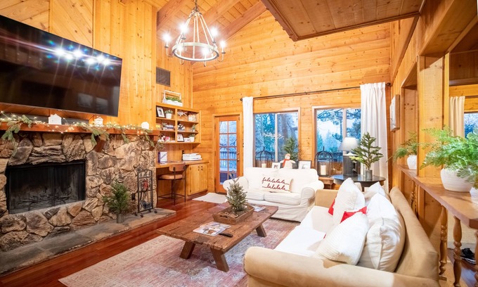 Lake Arrowhead House | *NEW* Rustic & Cozy Hideaway- Fireplace & Deck w/Grill