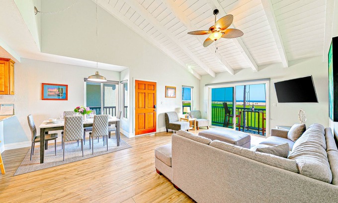Balboa Peninsula Condo | Newport Beach combo property with oceanfront balconies in ideal location