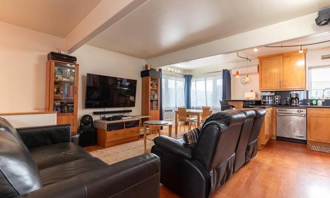 West Newport House | Newport Beach House 1 block from the beach FREE pickleball courts and 5 beach cruisers