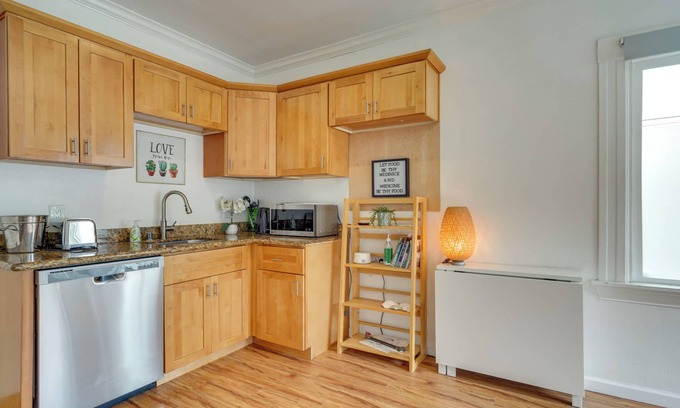 Downtown Oakland Apartment | Oakland Studio ~ 14 Mi to San Francisco!