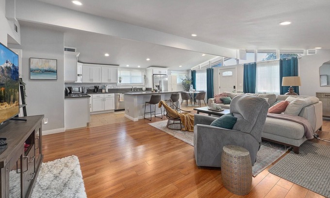 Northwest Anaheim House | OC Family Vacay 4 beds/3baths Ranch Home 3 miles fm Disneyland!