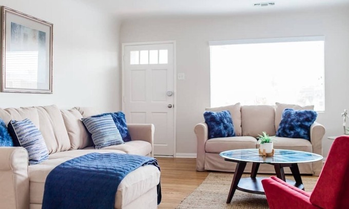 Coastal San Pedro House | Ocean Breezey * Gated Front Yard * Washer Dryer * AC