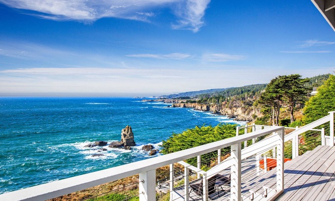 Gualala House | Oceanfront home with fireplace & private hot tub - close to town