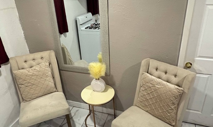 Florence-Graham House | One bedroom-house in south LosAngelesnNear So-Fi Stadium &105 fwy