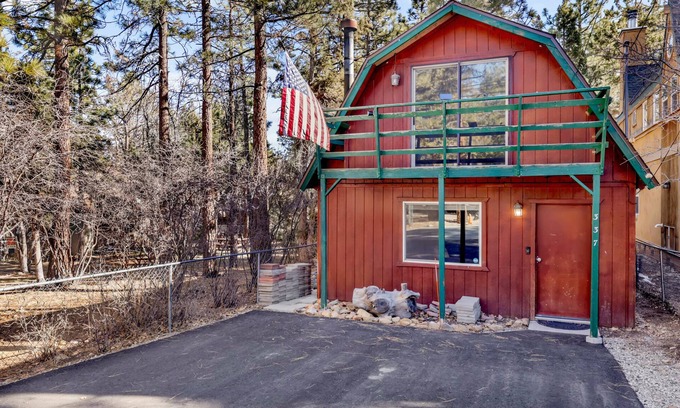 Sugarloaf Cabin | Oso Sweet by Big Bear Vacations | Cozy Sugarloaf Chalet | Hot Tub | Foosball | Darts