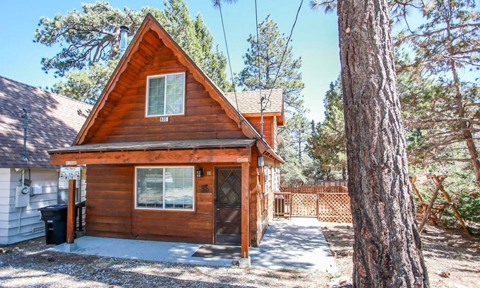 Sugarloaf Cabin | Palms To Pines Sugarloaf Log Cabin at Big Bear
