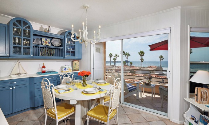 Townsite Condo | Panoramic Ocean View White Sandy Beaches Community Jacuzzi
