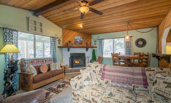 Woodlands Cabin | Paradise Pines - FREE Bike/Kayak Rental! - 2BR/1BA/WiFi/Netflix/Fenced yard