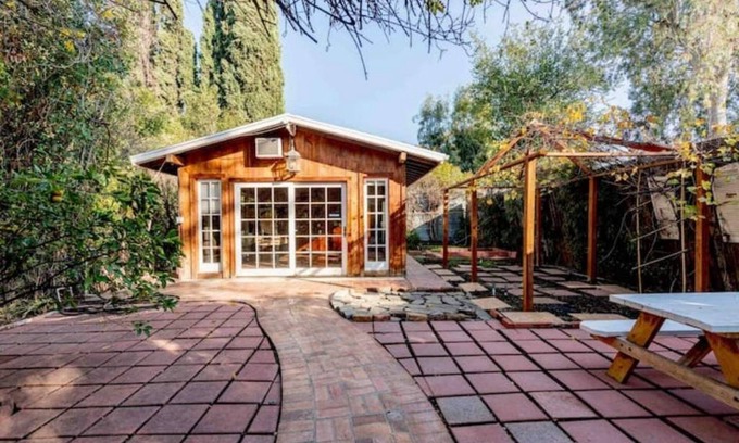 Tarzana Apartment | Paradise Vacation Estate near Universal Studios