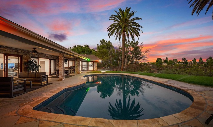 Encino House | Parklane Villa! Views! One level 4bdr-Pool!